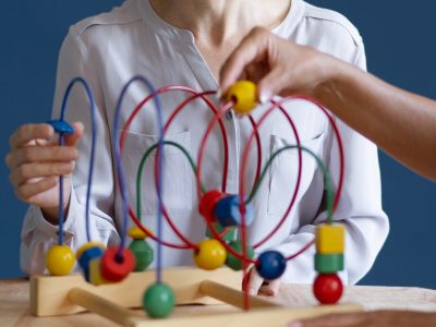 mujer-haciendo-sesion-terapia-ocupacional-psicologo (1) mujer-haciendo-sesion-terapia-ocupacional-psicologo (1)