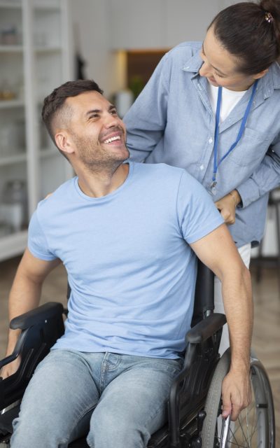 mujer-tiro-medio-ayudando-al-hombre mujer-tiro-medio-ayudando-al-hombre